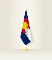 Colorado bandiera su un' bandiera In piedi. vettore