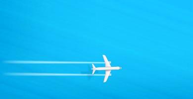 volo di linea sopra il mare blu alla massima velocità. aereo con tracce di turbine e ombra. banner orizzontale vettore