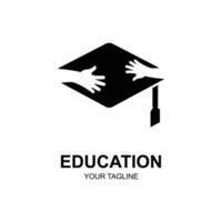 formazione scolastica logo design con laurea breve berretto e libro concetto con creativo idea vettore