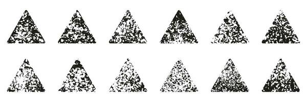 triangolo impostato con grunge struttura. retrò ruvido francobollo nel triangolare forma. sporco astratto design elemento. nero inchiostro pennello, geometrico dipingere spazzola collezione. isolato vettore illustrazione.