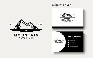 ispirazione per il design del logo di montagna vettore