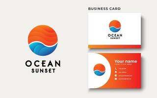 ispirazione per il design del logo del tramonto sull'oceano vettore