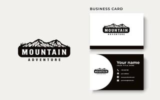 avventura in montagna e modello di logo vintage all'aperto. stile distintivo o emblema. illustrazione vettoriale