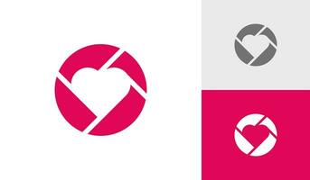 telecamera lente con cuore logo design vettore