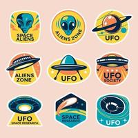 collezione di badge ufo e alieni in stile vintage vettore