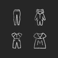 indumenti da notte gesso bianco icone impostate su sfondo scuro. leggins per le donne. kigurumi per bambini. tuta e abito oversize. confortevole abbigliamento per la casa. illustrazioni di lavagna vettoriali isolate su nero