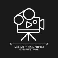 2d pixel Perfetto modificabile bianca video telecamera icona, isolato vettore, magro linea illustrazione che rappresentano giornalismo. vettore