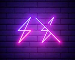 icona al neon di energia elettrica viola e viola. illustrazione vettoriale di insegna elettrica al neon viola e viola composta da contorni al neon, con retroilluminazione sullo sfondo del muro di mattoni scuri