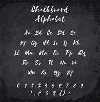 Illustrazione vettoriale di alfabeto col gesso. Trama imitazione di gesso