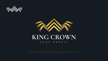design del logo immobiliare con il concetto di corona del re d'oro. costruzione, architettura o costruzione del logo design vettore