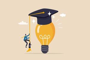l'istruzione o l'aiuto accademico creano un'idea imprenditoriale, l'abilità e la conoscenza potenziano il concetto di creatività, l'uomo d'affari di intelligenza intelligente si arrampica sulla lampadina luminosa idea waring berretto di laurea.