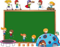 lavagna vuota con molti bambini doodle personaggio dei cartoni animati isolato vettore