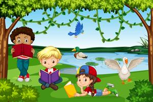 Bambini che leggono libri in natura vettore