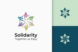 beneficenza o insieme il logo in mano e il sole rappresentano la pace o la solidarietà vettore