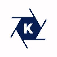 iniziale lettera K fotografia logo telecamera lente concetto. fotografia logo combinato K lettera telecamera cartello logo vettore