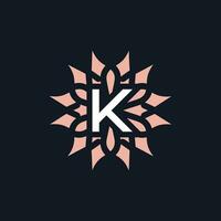 elegante e bellissimo lettera K fiore fioritura logo vettore