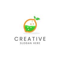 creativo arancia logo design con laboratorio vettore Immagine