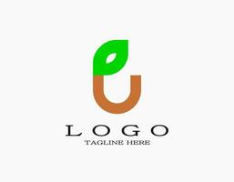 iniziale lettera u con le foglie su il superiore. semplice piantina icona vettore illustrazione. un' adatto agricoltura logo per il tuo attività commerciale e Prodotto nome.