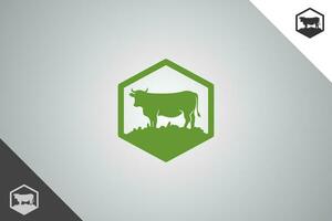 mucca logo. minimo e moderno logotipo. Perfetto logo per attività commerciale relazionato per agricoltura industria, Grano azienda agricola, azienda agricola campo, naturale raccolto, allevatore. isolato sfondo. vettore eps 10.