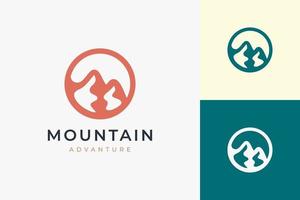 modello di logo per escursioni o arrampicata in forma di montagna semplice e moderna vettore