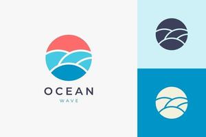 oceano con il modello del logo del sole o del surf in cerchio e forma astratta vettore