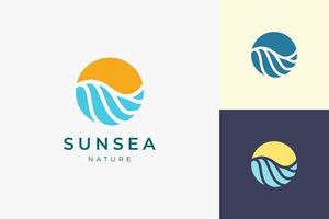 oceano con il modello del logo del sole o del surf in cerchio e forma astratta vettore