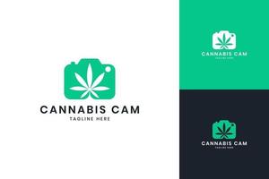 design del logo dello spazio negativo della fotocamera cannabis vettore