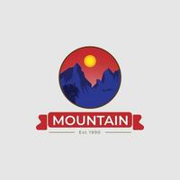 montagna logo design avventura vettore