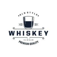 whisky logo, bevanda etichetta design con vecchio retrò Vintage ▾ ornamento illustrazione premio modello vettore