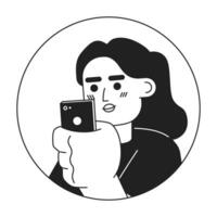 smartphone donna indiano casuale nero e bianca 2d vettore avatar illustrazione. Telefono scorrimento Sud asiatico giovane adulto femmina schema cartone animato personaggio viso isolato. mobile utente piatto ritratto