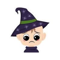 avatar di bambino con grandi occhi ed emozione depressiva, faccia triste in un cappello da strega appuntito con ragno. la testa di un bambino dal viso malinconico. decorazione della festa di halloween vettore