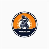 montagna bicicletta logo emblema vettore Immagine