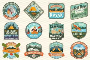 set di badge per campi estivi, canoa e kayak. vettore. concetto per la patch. design retrò con silhouette di campeggio, montagna, fiume, indiano americano e kayaker. toppe per kayak per sport acquatici estremi vettore