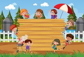 tavola di legno vuota con molti bambini nella scena del parco vettore