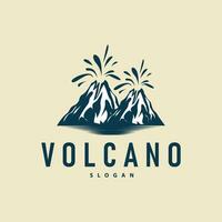 vulcano logo illustrazione silhouette design vulcano montagna eruzione con semplice rocce e lava vettore