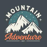 montagna avventura t camicia design illustrazione vettore