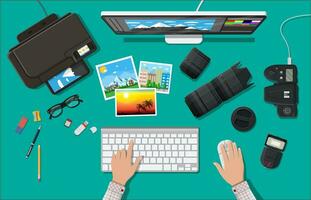 spazio di lavoro di fotografo. del desktop pc, stampante. moderno foto telecamera, veloce, lente e memoria carta. professionale dispositivo per fotografia. digitale fotografie e stampa. vettore illustrazione nel piatto stile