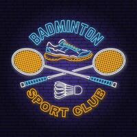 badminton sport neon emblema, logo. vettore illustrazione. Vintage ▾ badminton etichetta con gli sport scarpa, racchetta e volano sagome. concetto per camicia o logo, Stampa, francobollo o tee.