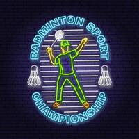 badminton sport neon emblema, logo. vettore illustrazione. Vintage ▾ badminton neon etichetta con badminton giocatore e volano sagome. concetto per camicia o logo, Stampa, francobollo o annuncio.