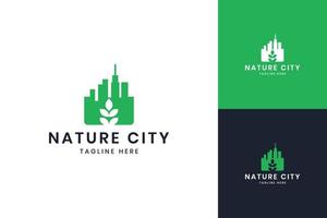 design del logo dello spazio negativo della città delle foglie vettore