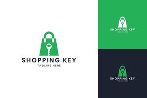 design del logo dello spazio negativo chiave dello shopping vettore