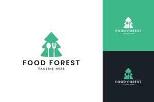 design del logo dello spazio negativo dell'albero del cibo vettore