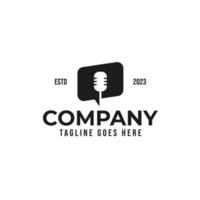 Podcast mic con parlare Chiacchierare bolla logo design concetto vettore illustrazione simbolo icona