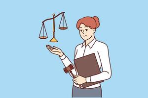 donna avvocato Lavorando nel legge ufficio detiene martelletto e bilancia simboleggiante giustizia o giurisprudenza vettore