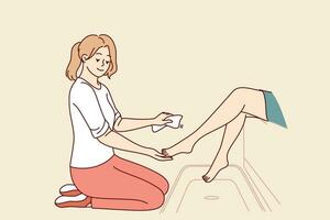 donna cosmetologo dà pedicure per cliente mentre seduta su ginocchia e trattamento pazienti gambe vettore
