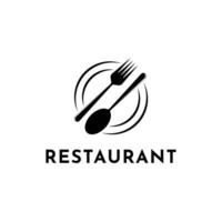 ristorante logo design con cucchiaio, forchetta e piatto vettore