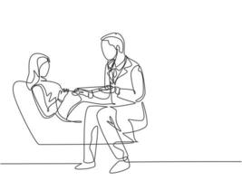 un disegno a tratteggio continuo di un medico di ostetricia e ginecologia maschile che controlla la giovane mamma incinta che giace sul divano. concetto di trattamento sanitario in gravidanza singola linea disegnare disegno vettoriale illustrazione