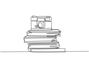 disegno a linea continua di una classica fotocamera tascabile analogica vintage sopra la pila di libri sulla scrivania. vecchio concetto di attrezzatura fotografica retrò. una linea disegnare disegno grafico illustrazione vettoriale