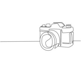 una singola linea di disegno della vecchia fotocamera reflex analogica retrò con teleobiettivo. concetto di attrezzatura fotografica classica vintage linea continua disegnare grafica vettoriale illustrazione