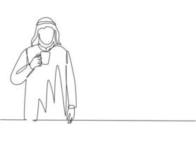 disegno a linea continua di giovani uomini d'affari musulmani che tengono una tazza di caffè mentre camminano in ufficio. arabo medio oriente panno shmagh, kandura, thawb, accappatoio. illustrazione di disegno di una linea di disegno vettore